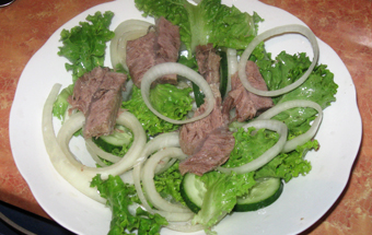 Салат из говядины с огурцами