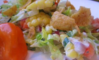 Салат с кукурузой и чипсами