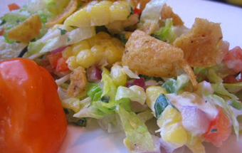 Салат с кукурузой и чипсами