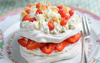 Меренга с клубникой