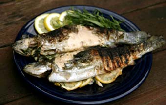 Форель, фаршированная орехами и сыром