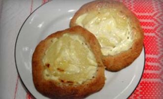 Шаньга со сметаной