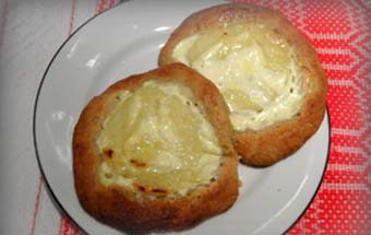 Шаньга со сметаной