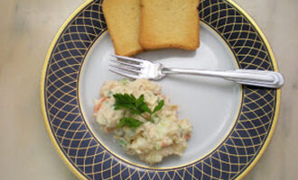 Салат с копченой скумбрией