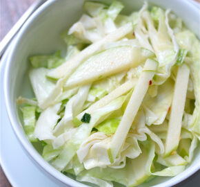 Капуста маринованная с яблоками