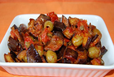 Баклажаны с помидорами и оливками