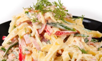 Салат с копченым сыром