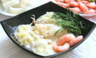 Кальмары в сметанном соусе