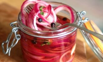 Маринованный лук кольцами