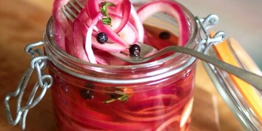 Маринованный лук кольцами