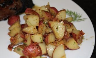 Картофель запеченный с зеленью в фольге
