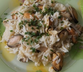 Салат с мидиями и рисом