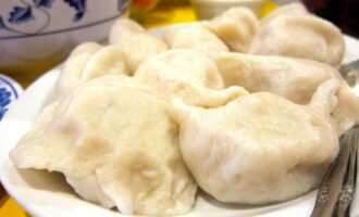 Вареники со свежей капустой и грибами