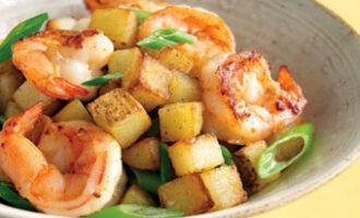 Креветки с брокколи и картофелем