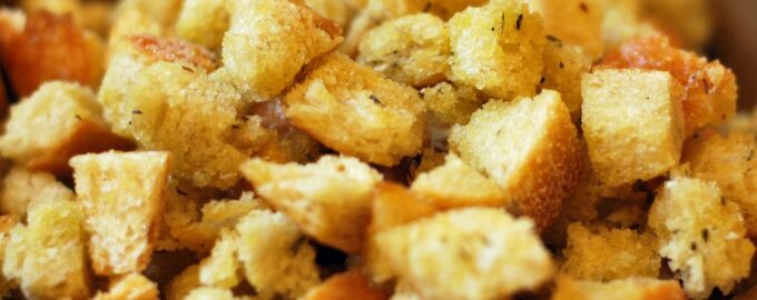Сухарики с чесноком в духовке