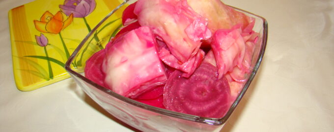 Маринованная капуста со свеклой и морковью