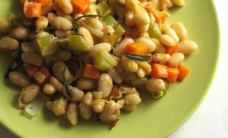 Фасоль с тушеными овощами