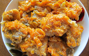 Тушеный минтай с овощами