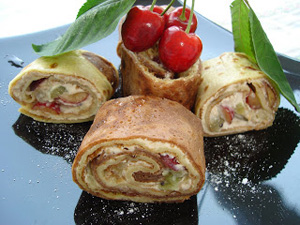 Роллы из блинов с фруктами