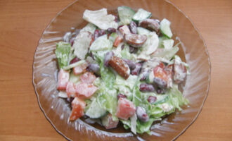 Фасолевый салат с сосисками