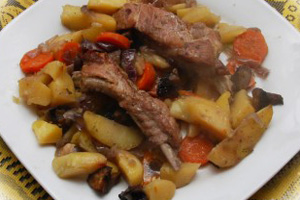 Ребрышки в казане с овощами
