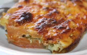 Запеченный пангасиус под овощами