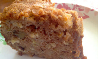 Бисквит с яблоками и орехами