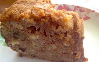 Бисквит с яблоками и орехами