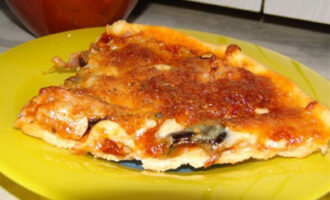 Пицца с колбасой и грибами