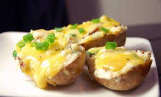 Картошка в мундире с сыром и чесноком