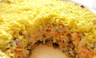 Салат с грибами и рыбной консервой