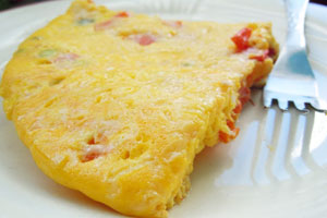 Омлет с овощами на сковородке