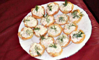 Тарталетки с сыром и крабовыми палочками