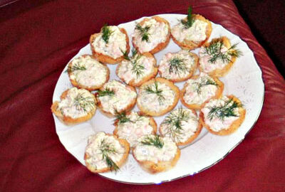Тарталетки с сыром и крабовыми палочками