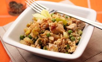 Коричневый рис с индейкой и овощами