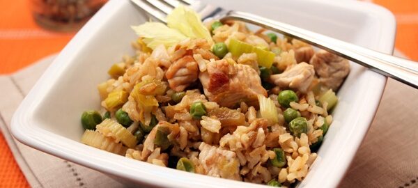Коричневый рис с индейкой и овощами