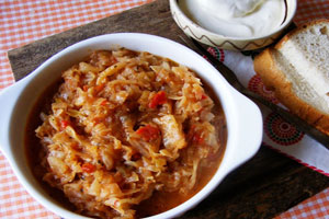 Тушеная капуста с овощами