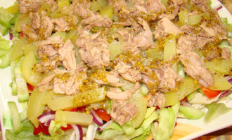 Салат с тунцом и картофелем.