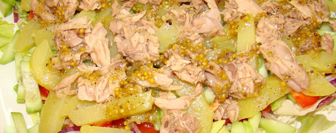 Салат с тунцом и картофелем.