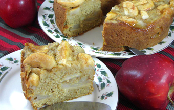 Постный пирог с яблоками и корицей