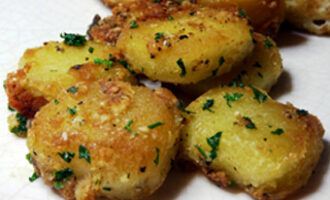 Картофель в чесночном масле