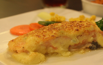 Семга под сыром с овощами