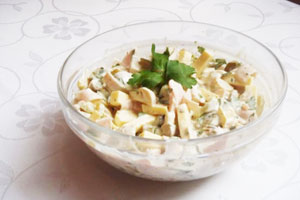 Салат с ветчиной и огурцами