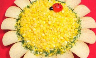 Салат «ромашка» с консервами