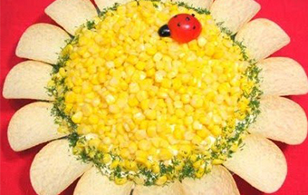 Салат «ромашка» с консервами