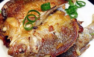 Караси жареные с луком