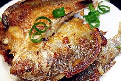 Караси жареные с луком