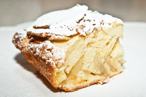 Шарлотка с яблоками на кефире