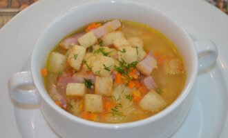 Гороховый суп с копченой грудинкой