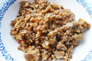 Тушеное мясо с гречкой